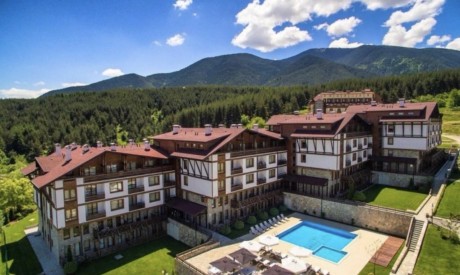 Стилно студио с тераса в планински комплекс с басейн и SPA зона